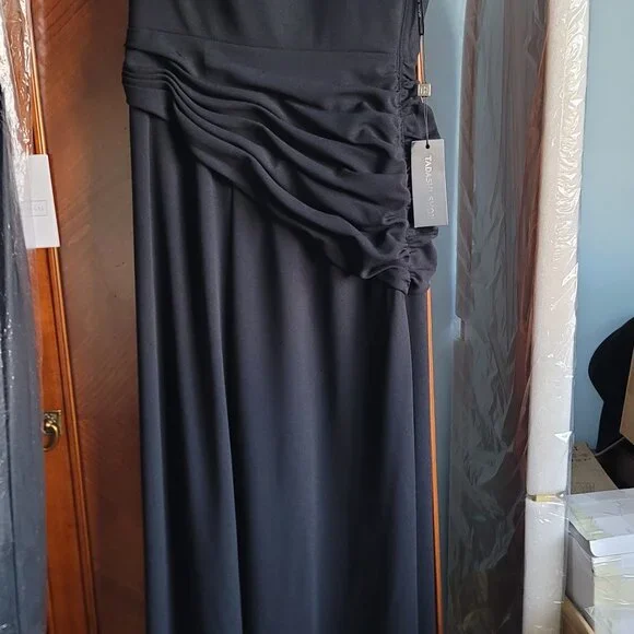 Tadashi Shoji evening gown - Picture 10 of 12